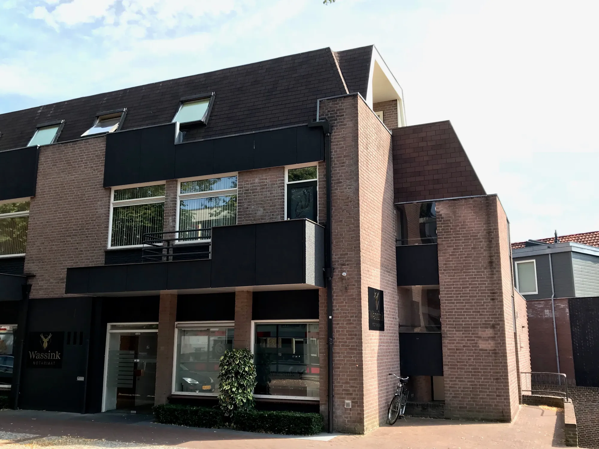 Het bakstenen kantoorpand van Brinie Vastgoed aan de Stationsstraat 4A in Epe